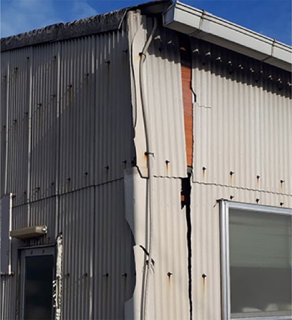 工場再生ドットコムの外壁スレートの補修工事の様子