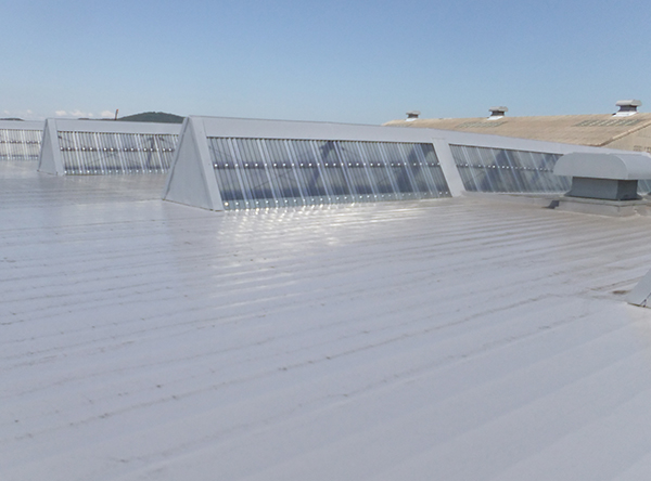 リムスプレーを工場屋根に吹き付ける超速硬化ウレタン吹付防水工事後の防水屋根