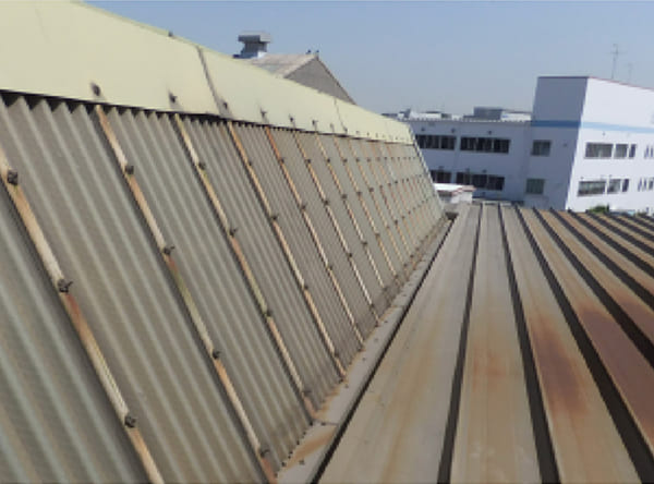 リムスプレーを工場屋根に吹き付ける超速硬化ウレタン吹付防水工事前の様子