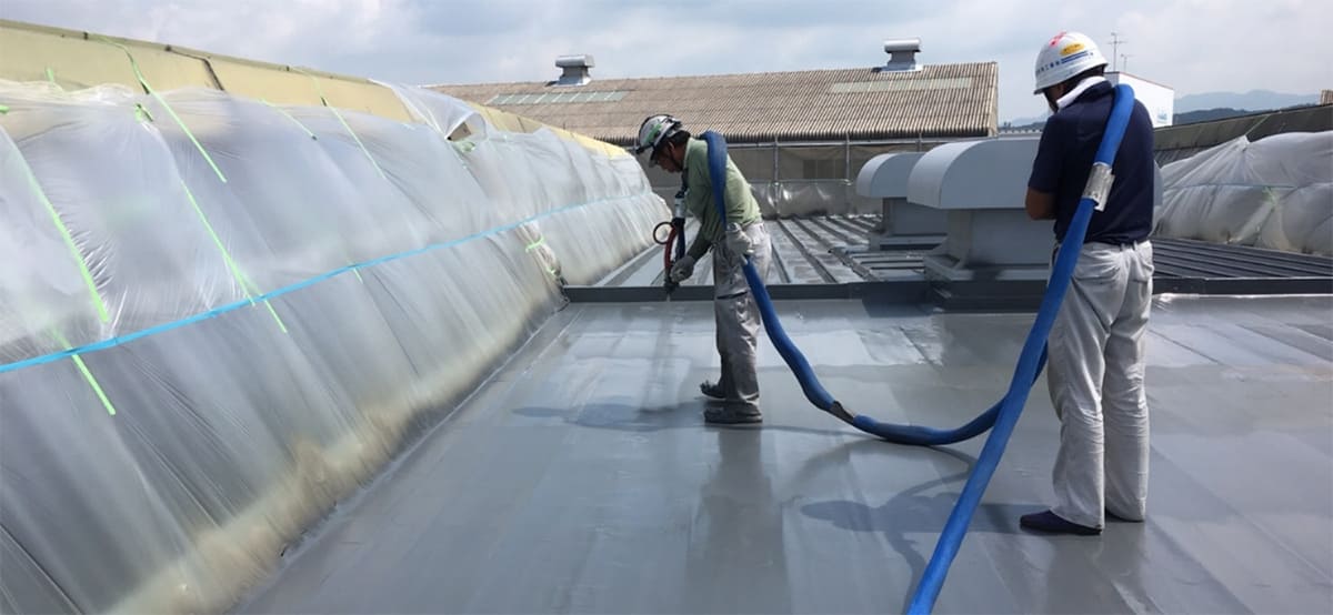 工場再生ドットコムによる工場屋根の超速硬化ウレタン吹付防水工事の様子