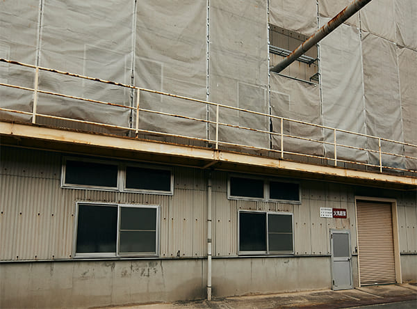 工場外壁の塗装工事前の状態