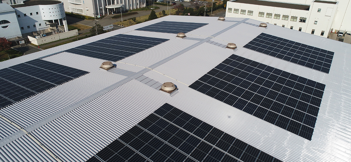 工場再生ドットコムの太陽光発電システムの導入工事の様子
