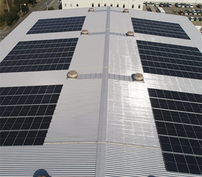 工場再生ドットコムの太陽光発電システムのケース：工場屋根のソーラーパネル
