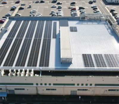 工場再生ドットコムの太陽光発電システムのケース：スーパー屋上のソーラーパネル