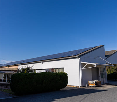 工場再生ドットコムの太陽光発電システムのケース：倉庫屋根のソーラーパネル