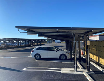 EV化にむけて駐車場屋根に太陽光発電システムを導入