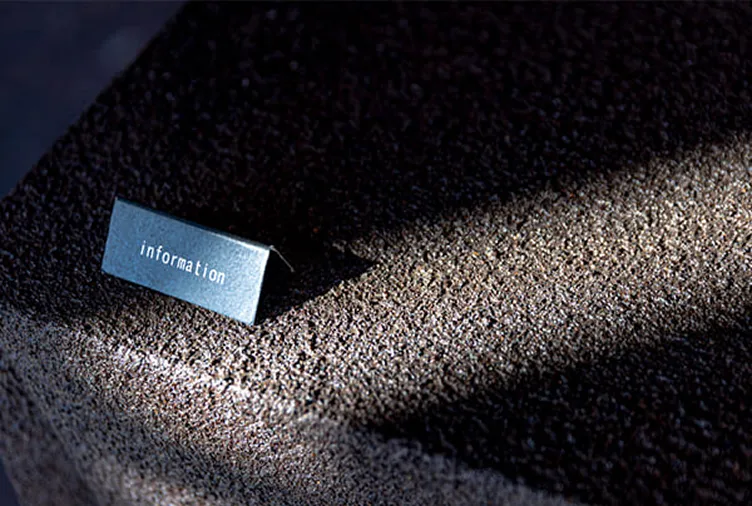 コーヒー殻を活用した<br>受付テーブル”></figure>
						<p class=