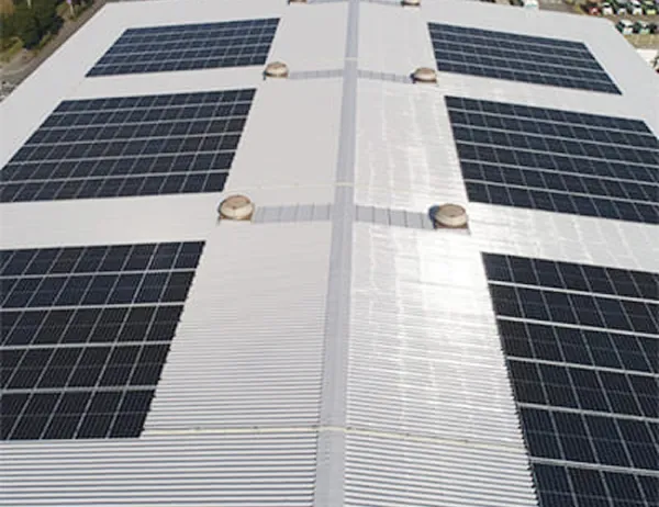 工場屋根のソーラーパネル