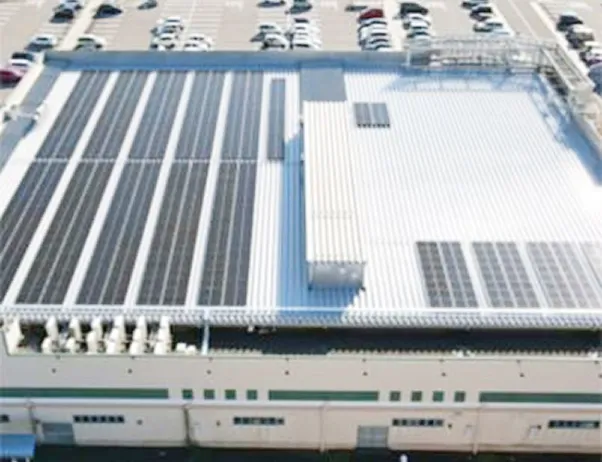 スーパー屋上のソーラーパネル