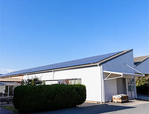 倉庫屋根のソーラーパネル